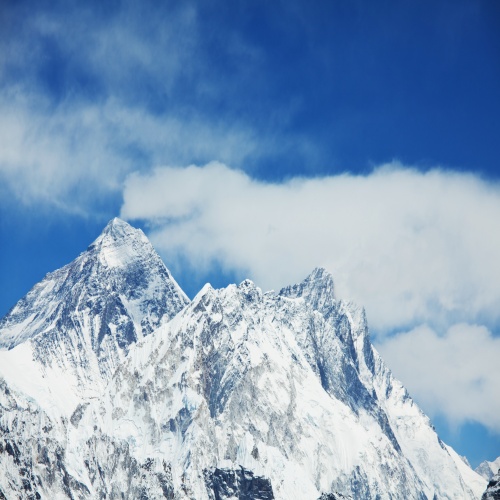 Snow-capped mountains representing the Himalayan origin of Duoxiongla Shilajit
